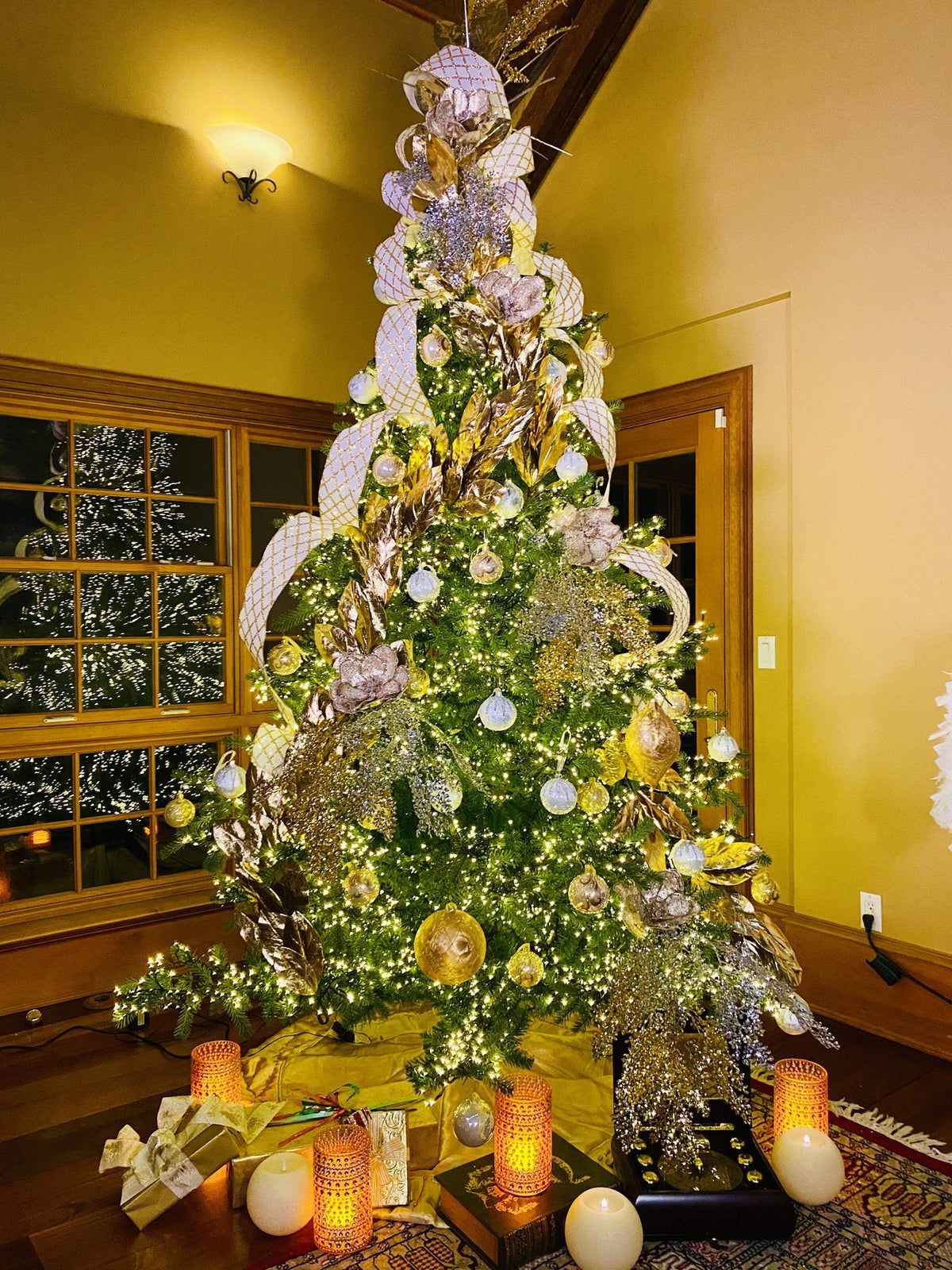 A Silver, Gold, and Gorgeous Christmas Tree!