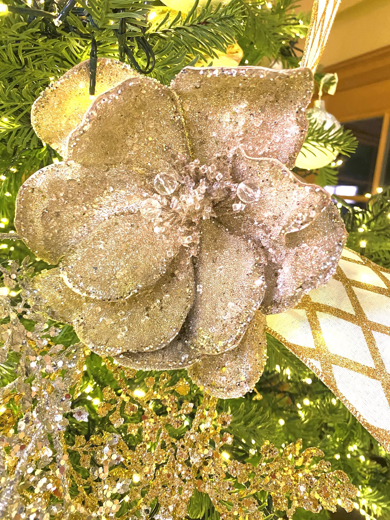 A Silver, Gold, and Gorgeous Christmas Tree! - Lisa Robertson